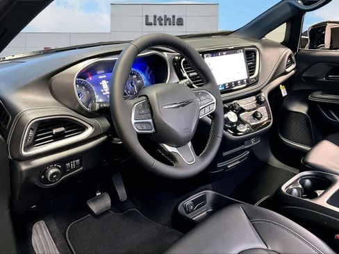 New 2026 Chrysler Pacifica Select image 2