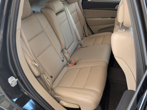 Used 2022 Jeep Grand Cherokee Laredo E AWD/4WD image 19