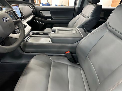 New 2025 Ford Expedition Active image 22