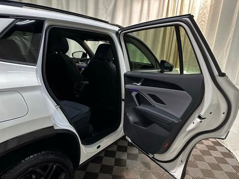 Certified 2025 Volkswagen Tiguan SE R-Line image 32