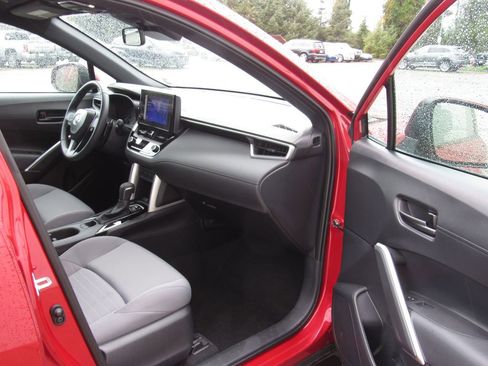 Used 2024 Toyota Corolla Cross SE image 16
