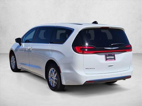 New 2025 Chrysler Pacifica Select image 7