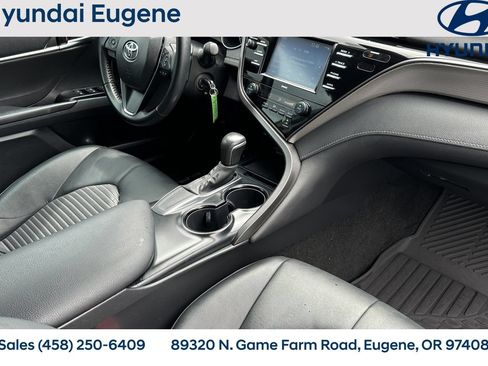 Used 2020 Toyota Camry SE FWD image 18