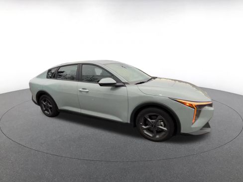 Used 2025 Kia K4 LXS image 2