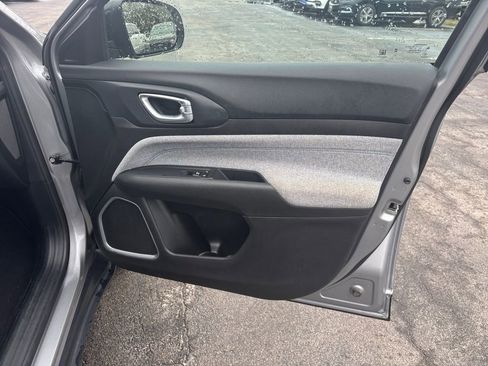 Used 2024 Jeep Compass Latitude image 19