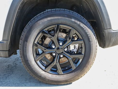 Certified 2024 Jeep Grand Cherokee Altitude image 12