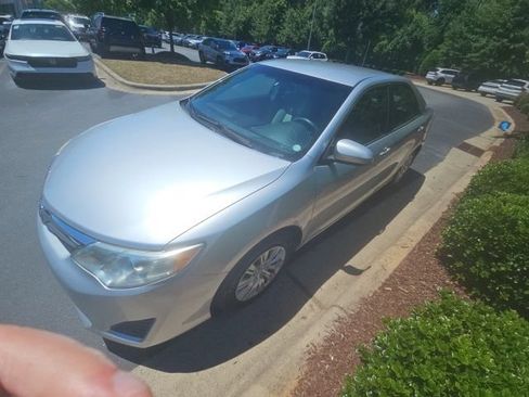 Used 2012 Toyota Camry LE FWD image 3