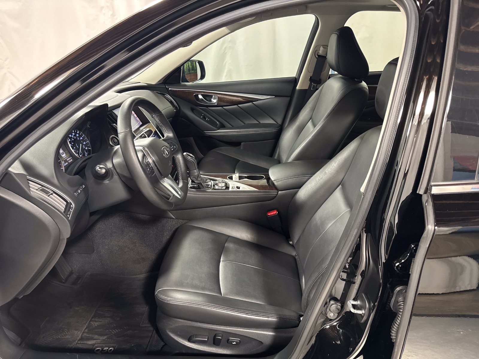Used 2018 INFINITI Q50 Luxe w/ Essential Package (3.0T Luxe) AWD/4WD image 3