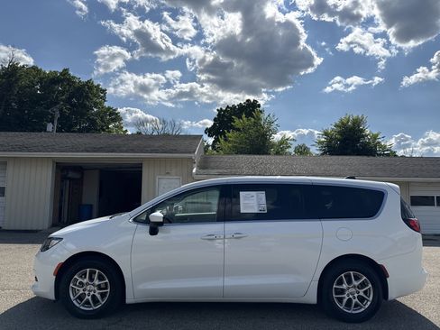Used 2023 Chrysler Voyager LX FWD image 7