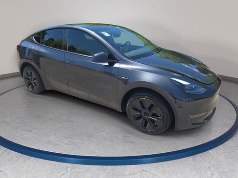 Used 2025 Tesla Model Y Long Range AWD/4WD image 3