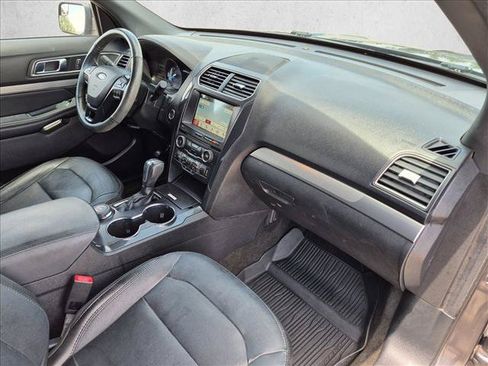 Used 2018 Ford Explorer XLT w/ Equipment Group 202A AWD/4WD image 22