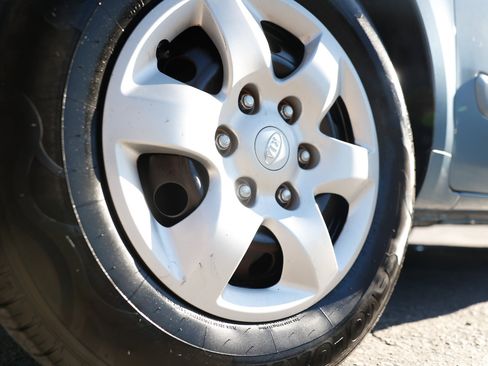 Used 2006 Kia Sedona LX image 35