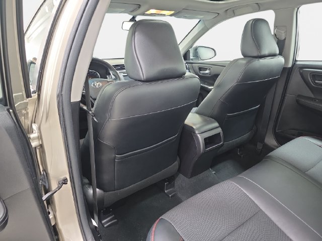 Used 2016 Toyota Camry SE w/ Moonroof Package FWD image 12