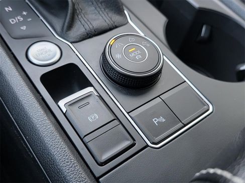 Used 2020 Volkswagen Atlas Cross Sport SE w/ Panoramic Sunroof Package image 23