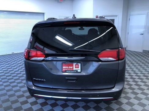 Used 2017 Chrysler Pacifica Touring-L FWD image 14