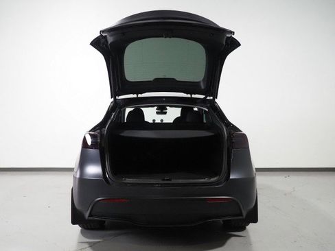 Used 2025 Tesla Model Y AWD image 37