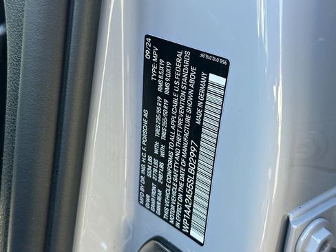 Certified 2025 Porsche Macan AWD/4WD image 33