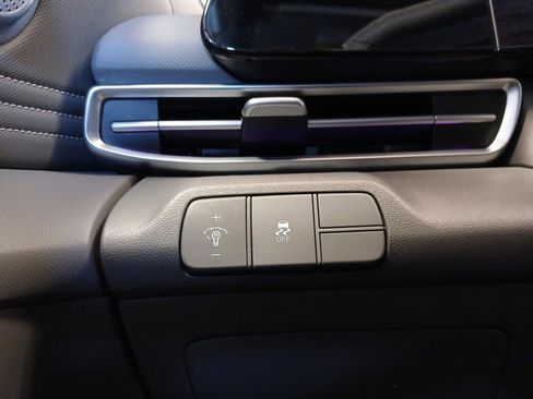 Used 2025 Hyundai Elantra SEL image 19