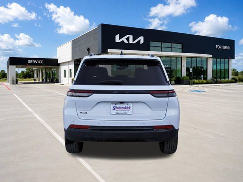 Used 2024 Jeep Grand Cherokee Altitude AWD/4WD image 6