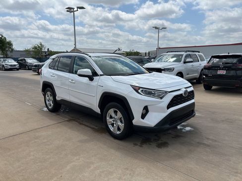 Used 2021 Toyota RAV4 XLE w/ Convenience Package AWD/4WD image 4