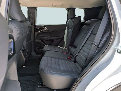 New 2026 Mitsubishi Outlander SE image 15