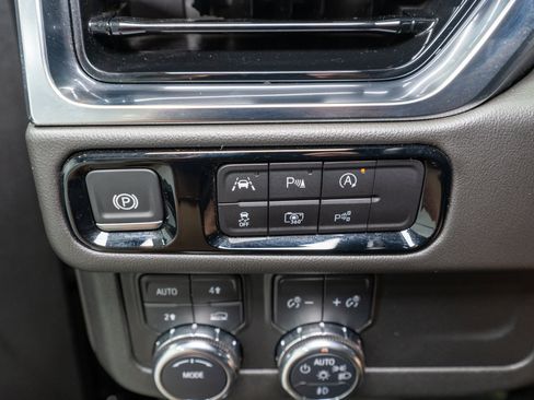 Used 2025 GMC Yukon Elevation AWD/4WD image 30
