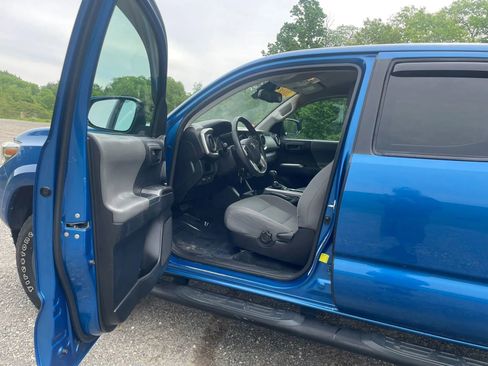 Used 2018 Toyota Tacoma SR5 AWD/4WD image 9