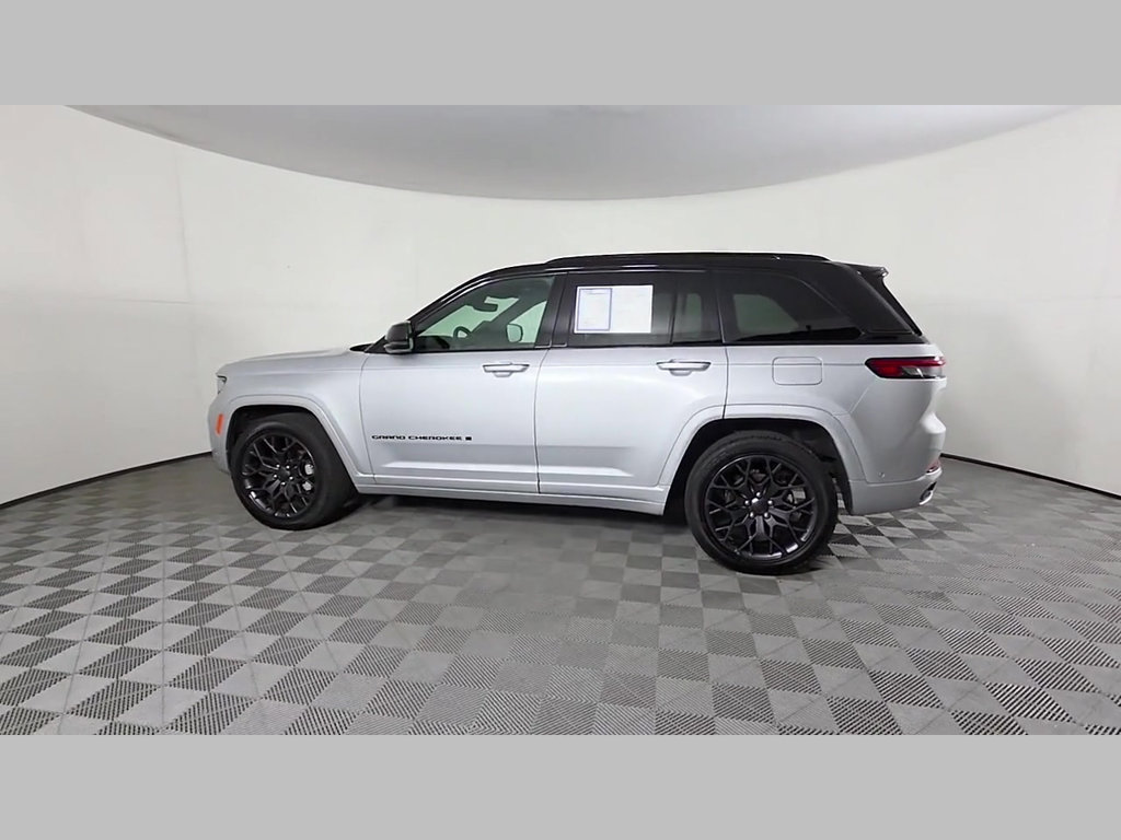 Used 2025 Jeep Grand Cherokee Summit w/ Obsidian Package AWD/4WD image 46