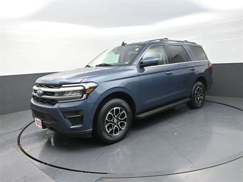 Used 2022 Ford Expedition XLT image 3