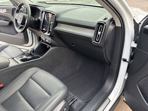 Certified 2025 Volvo XC40 B5 Core image 40