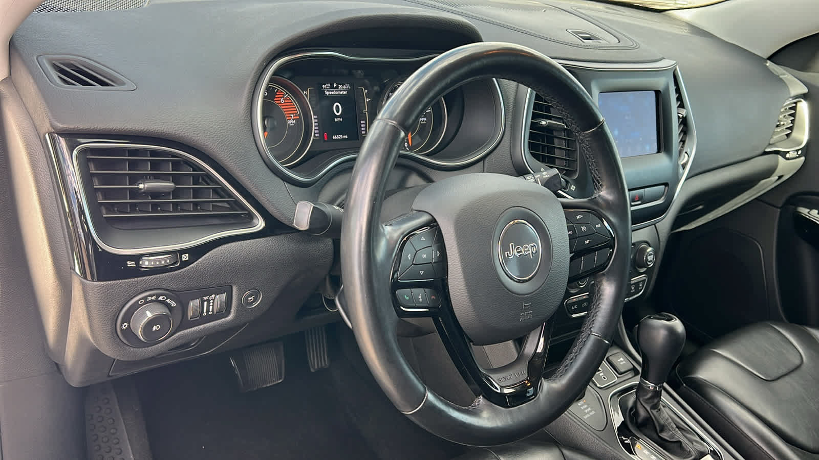 Used 2020 Jeep Cherokee Latitude Plus AWD/4WD image 10