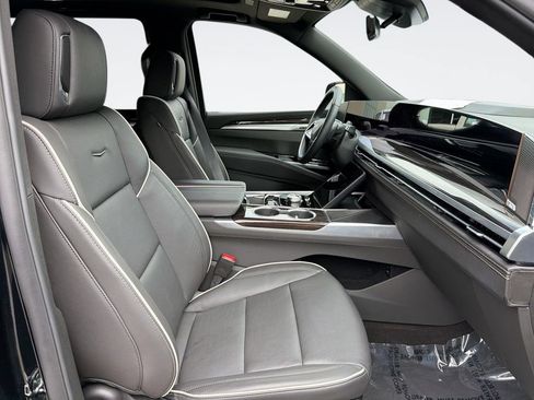 Certified 2026 Cadillac Escalade Luxury RWD image 32