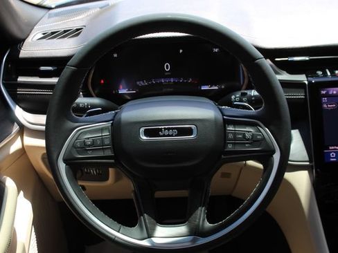 Used 2025 Jeep Grand Cherokee L Limited w/ Luxury Tech Group II AWD/4WD image 14