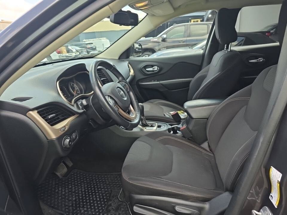 Used 2015 Jeep Cherokee Latitude w/ Cold Weather Group AWD/4WD image 7