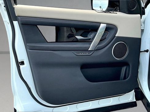 Used 2020 Land Rover Discovery Sport SE image 21