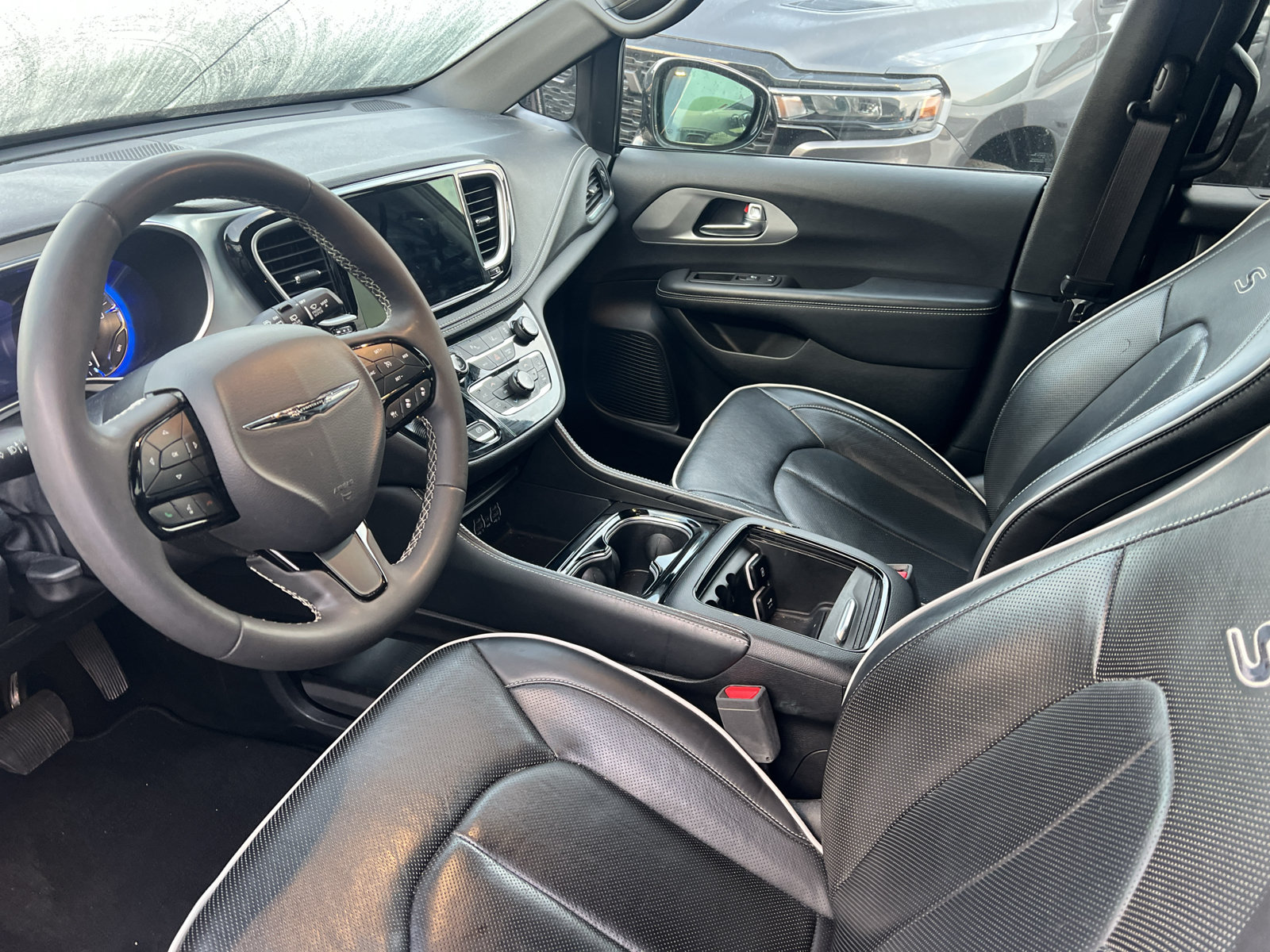 Used 2025 Chrysler Pacifica Limited FWD image 11