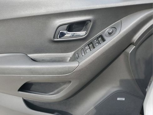 Used 2020 Chevrolet Trax LT w/ Sun & Sound Package FWD image 12