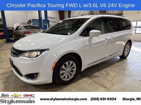 Used 2018 Chrysler Pacifica Touring-L image 1