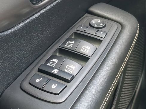 Used 2025 Chrysler Pacifica Select image 24