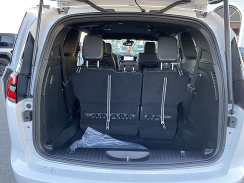New 2026 Chrysler Pacifica Select image 10