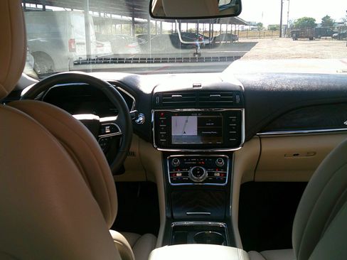 Used 2019 Lincoln Continental Select image 28