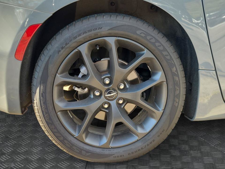 Used 2025 Chrysler Pacifica Limited FWD image 27