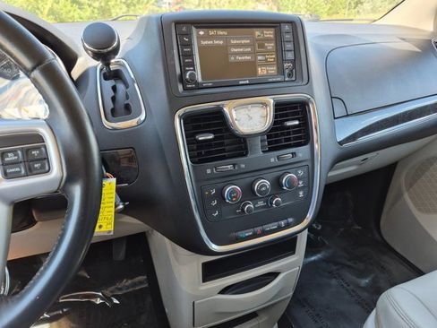 Used 2015 Chrysler Town & Country LX FWD image 14