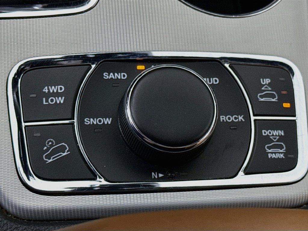 Used 2018 Jeep Grand Cherokee Summit AWD/4WD image 13