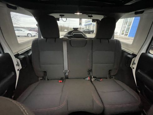 Used 2022 Jeep Wrangler Unlimited Rubicon w/ Cold Weather Group image 17