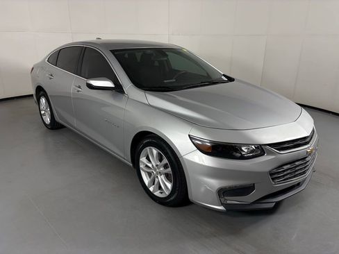 Used 2018 Chevrolet Malibu LT FWD image 2