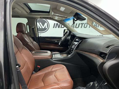 Used 2016 Cadillac Escalade ESV Luxury AWD/4WD image 31