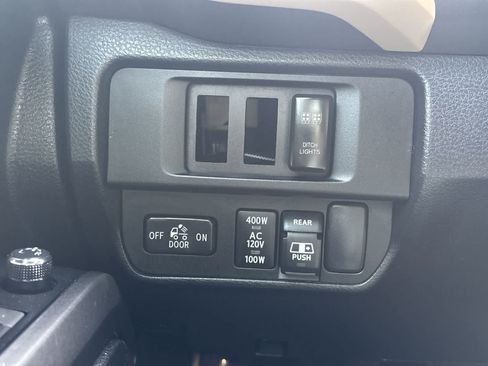 Used 2017 Toyota Tacoma TRD Off-Road w/ Tow Package AWD/4WD image 16