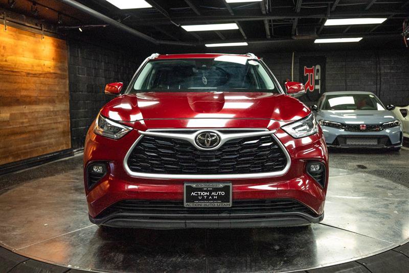 Used 2020 Toyota Highlander XLE AWD/4WD image 4