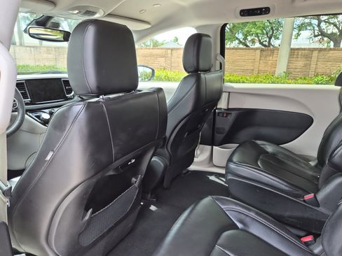 Used 2023 Chrysler Pacifica Touring-L image 14